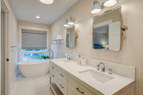 y baño con bañera, lavamanos y bañera. en 2650 High Hammock Rd, en Seabrook Island