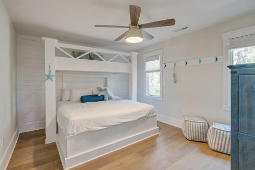 ein weißes Schlafzimmer mit einem Bett und einem Deckenventilator in der Unterkunft 2650 High Hammock Rd in Seabrook Island