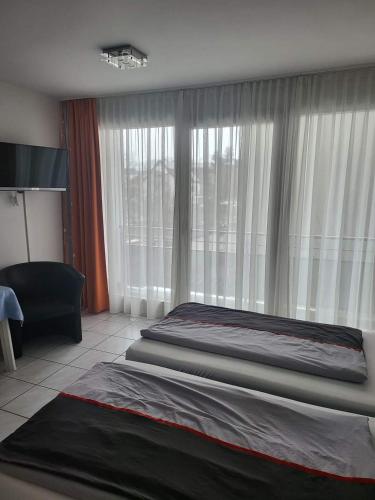 una camera con un letto e una grande finestra di WIRT AN DER VILS a Vilsbiburg