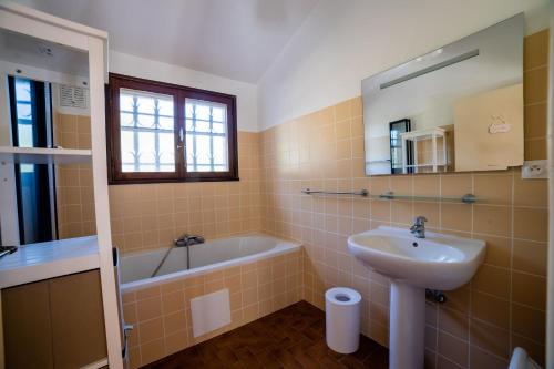 une salle de bain avec un lavabo et une baignoire et un lavabo dans l'établissement Pauline 3340 villa, aux Issambres