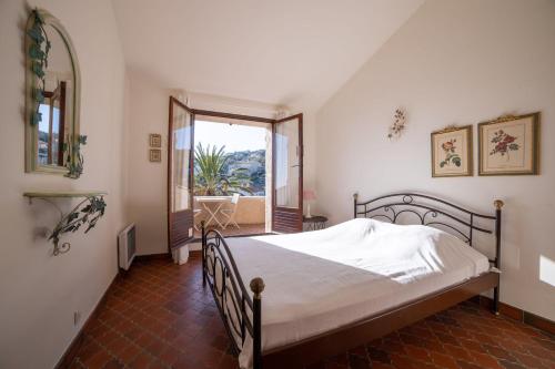 une chambre avec un lit et une grande fenêtre dans l'établissement Pauline 3340 villa, aux Issambres