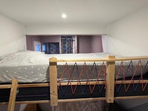 Litera en habitación con marco de cama en La Tiny : Adorable petit studio /parking gratuit., en Angulema