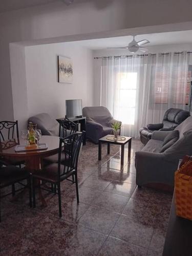 uma sala de estar com um sofá e uma mesa em Alojamiento Auri em Almuñécar