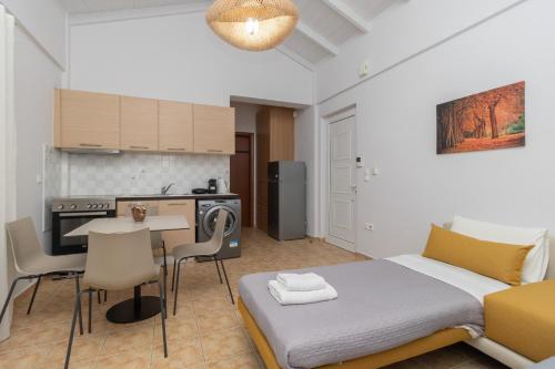 Lagouvardos Apartments في ماراثوبوليس: غرفة نوم صغيرة بها سرير ومطبخ