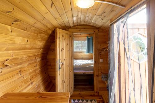 Photo de la galerie de l'établissement logement insolite sous forme de tonneau 1 Domaine les Hirondelles, à Domessin