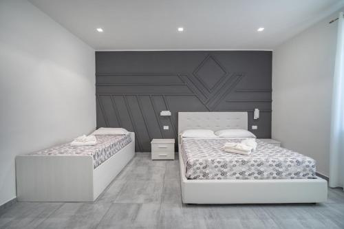 2 łóżka pojedyncze w pokoju z: w obiekcie Vincent B&B - vicini al mare w mieście Scalea