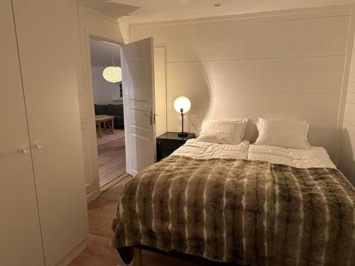 ein Schlafzimmer mit einem großen Bett in einem Zimmer in der Unterkunft Bagargården 8 in Åre