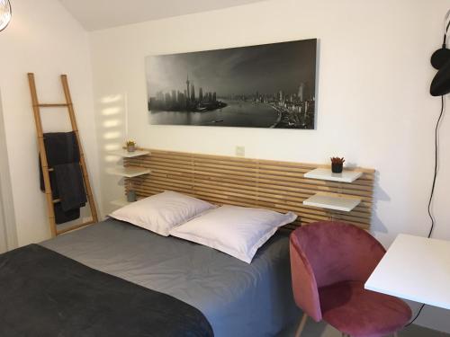 Ένα ή περισσότερα κρεβάτια σε δωμάτιο στο Chambre confortable avec une entrée indépendante - Parking & accès Lille facile