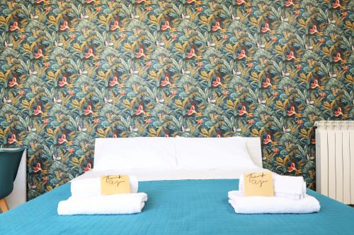 um quarto com uma cama com duas caixas em Panoramic centre in Naples em Nápoles