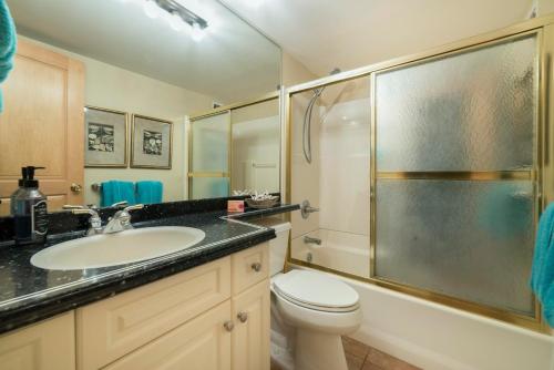 y baño con aseo, lavabo y ducha. en Maui Vista 3406 - Ocean View Penthouse Sleeps 7, en Kihei