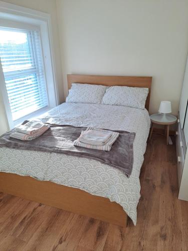 ein Bett mit zwei Handtüchern darauf in einem Schlafzimmer in der Unterkunft Drogheda Townhouse in Drogheda