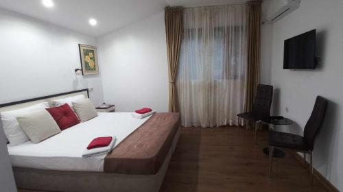 um quarto com uma cama grande e uma janela em Стаи за гости Калина em Yambol