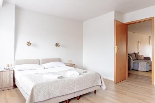 1 dormitorio blanco con 1 cama blanca grande con sábanas blancas en Willa Kaszubska - Przepyszne Śniadanie na miejscu, en Jastrzębia Góra