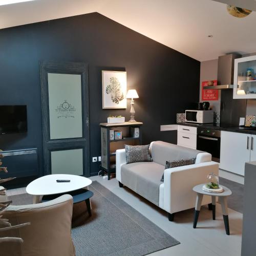 un salon avec un canapé et une table dans l'établissement Le Clos des Treilles, à Nuaillé-dʼAunis