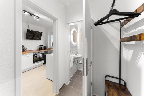 une salle de bain avec un lavabo et des toilettes dans une chambre dans l'établissement VINFUL: Premium-Apartment mit Balkon und Parkplatz, à Mülheim