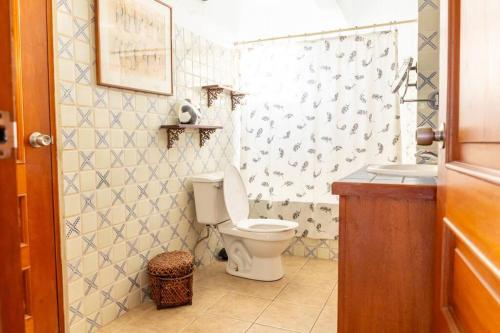 y baño con aseo y lavamanos. en Hill Top Apartment with 360 Degree Balcony View, en Vieques