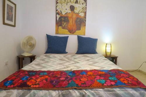 Una cama con una manta de colores encima. en Oceanview Apartment with Garden Access, en Vieques