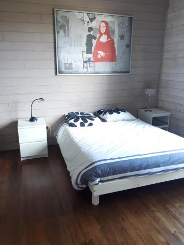 une chambre avec un lit et un tableau au mur dans l'établissement Maison T7, à Brest