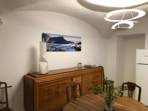 d'une salle à manger avec une table et un plafond blanc. dans l'établissement Chabanas, à Gap