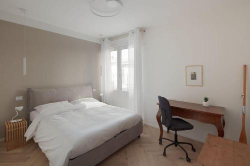 a bedroom with a bed and a desk and a chair at LaPalma Venezia (perfetto per famiglie) in Mestre