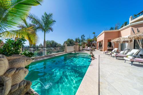 una imagen de una piscina en una casa en Royal Garden Villas, Luxury Hotel, en Adeje