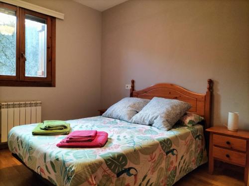 ein Schlafzimmer mit einem Bett mit zwei Handtüchern darauf in der Unterkunft Zubizarreko Etxea in Aizároz
