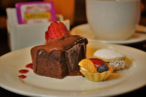 a piece of chocolate cake and a cupcake on a plate at Hotel PLATINIUM in Tacna