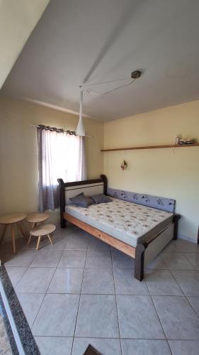 um quarto com uma cama e uma mesa em casa suite cabo frio em Cabo Frio