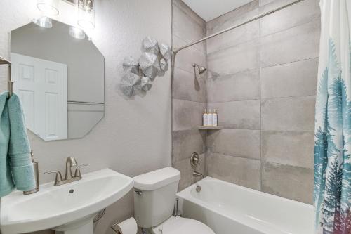 A bathroom at Quiet Houston Home - 9 Mi to Downtown Aquarium!