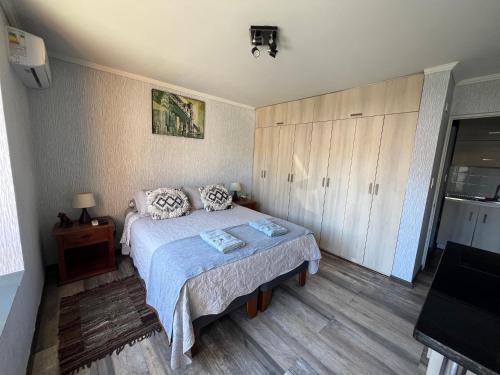 a bedroom with a bed and a tv in it at Departamento Studio - Carrera - Factura - Central - Empresas in Chillán