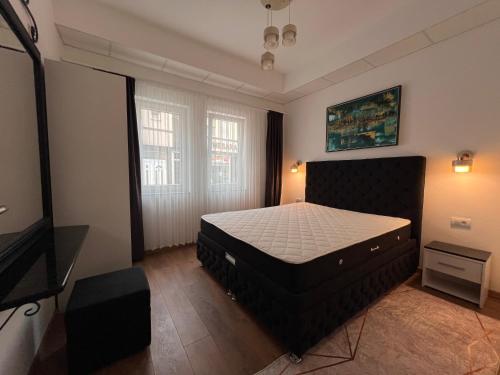 um quarto com uma cama e uma televisão de ecrã plano em Old Town Vip Apartment em Novi Pazar