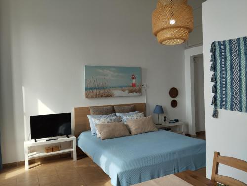 En eller flere senge i et værelse på Aegina Port Apt 3