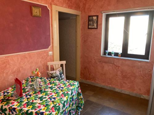 una sala da pranzo con tavolo e finestra di loft nicoletta a Caltagirone