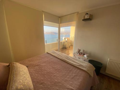 a bedroom with a bed with a view of the ocean at Costazul Playa la herradura in Coquimbo