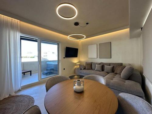 - un salon avec une table et un canapé dans l'établissement BlueMotion - SkytouchSuite, au Pirée