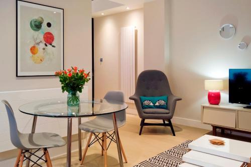 sala de estar con mesa de cristal y 2 sillas en Madison Hill - Fernlea Garden 8 - One bedroom home, en Londres