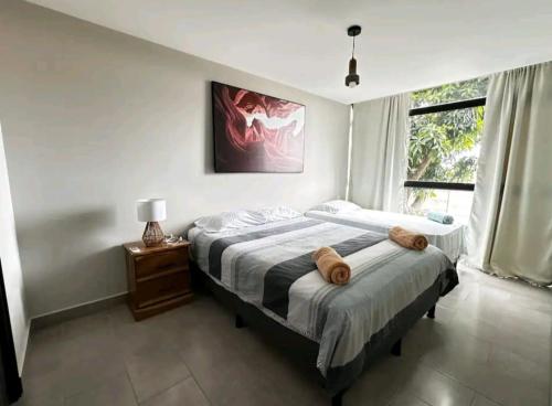 1 dormitorio con 2 camas y ventana en Apt cómodo, céntrico, nuevo y lindo!, en Antiguo Cuscatlán