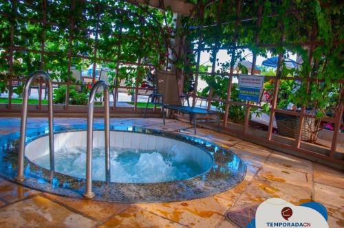 una bañera de hidromasaje en medio de un patio en L'acqua diRoma 12345 / CN - Adriele en Caldas Novas
