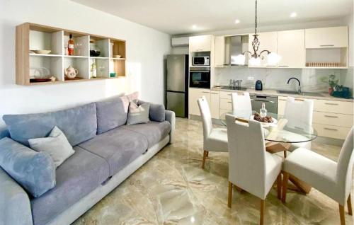 Una sala de estar con un sofá azul y una mesa. en Cozy Apartment In Sveti Filip I Jakov, en Sveti Filip i Jakov
