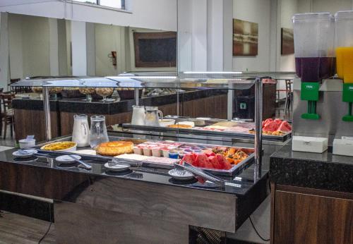 een buffet lijn met veel verschillende soorten eten bij Hotel Serra Negra in Betim