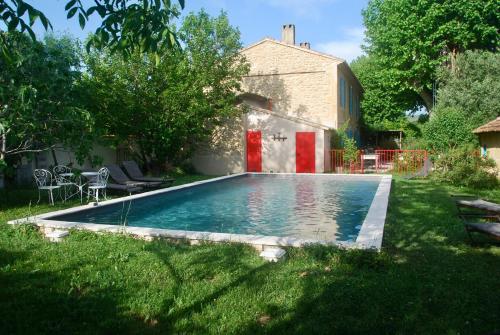 une piscine dans la cour d'une maison dans l'établissement Les Volets Bleus Provence, à Salon-de-Provence