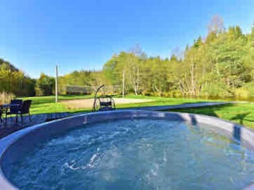 una gran piscina con un parque infantil en el fondo en FOREST RIVER RESORT, en Vilna