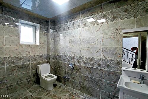 uma casa de banho com um WC e um lavatório em Qafqaz Manor Zabbix em Gabala