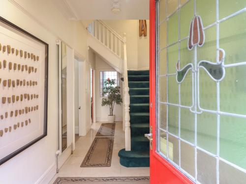 un corridoio con porta rossa e scale di Highgate a Llandudno