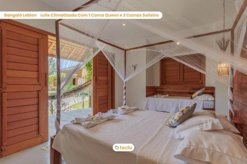 1 Schlafzimmer mit 2 Betten in einem Zimmer in der Unterkunft Oca Carioca no Pontal do Maceió por Tactu 