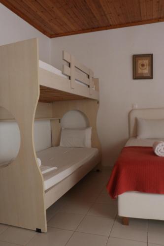 a room with two bunk beds in a room at Kondilw Rooms in Kalamitsi