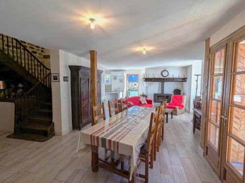 a kitchen and dining room with a table and chairs at Gîte XIIIème siècle - 3 étoiles - WIFI - Salle de sport in Osse-en-Aspe