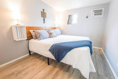 a bedroom with a bed with a blue blanket on it at Tribesman #16 - Margo Polo - near Silver Dollar City in Branson