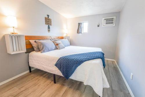 a bedroom with a bed with a blue and white blanket at Tribesman #16 - Margo Polo - near Silver Dollar City in Branson
