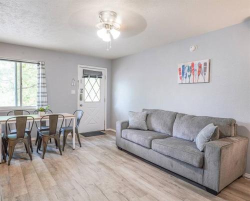 a living room with a couch and a table at Tribesman #16 - Margo Polo - near Silver Dollar City in Branson